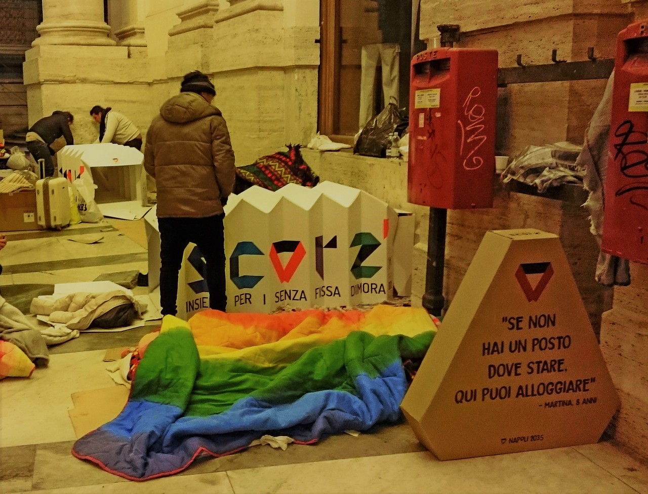 Per tetto, una Scorz’ di cartone, e tanta solidarietà